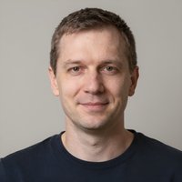 Улыбающийся клиент Бетин Седем делится честным отзывом о мобильных слотах для Android